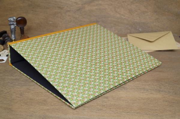 Extra stable folder for documents from the manufactory